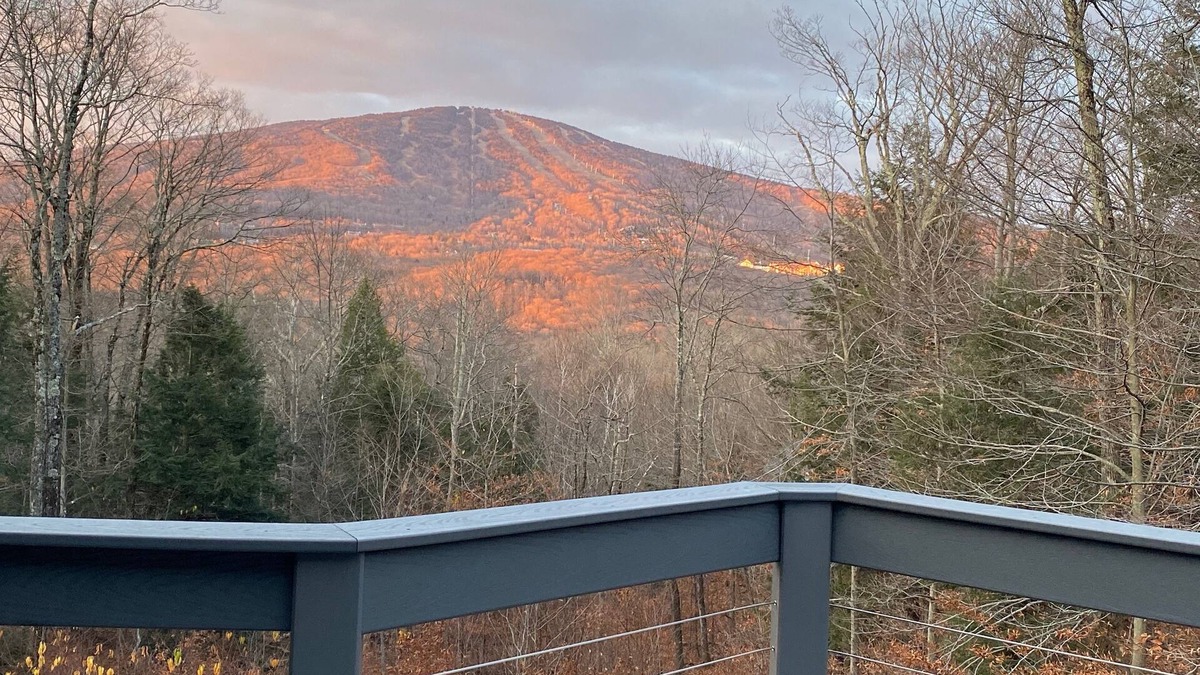 Stratton Mountain House | Stratton Mountain retreat with view, air conditioning and hot tub!