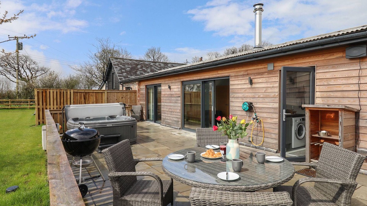Holsworthy Cottage | STRAWBERRY BANK - NUTHATCH, pet friendly, with hot tub in Bridgerule