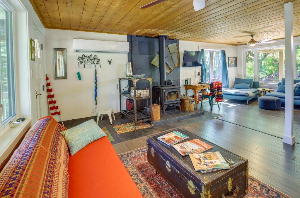 Strawberry House | Strawberry Cabin Rental with Deck and Mountain Views!