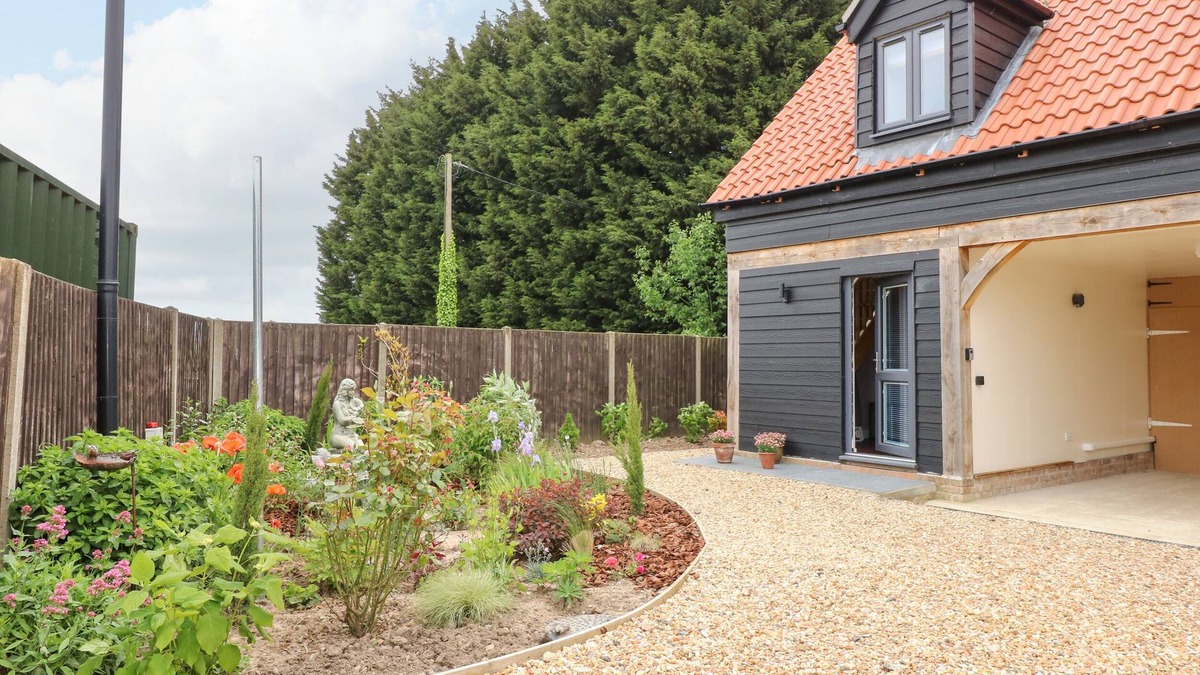 Wisbech Cottage | STRAWBERRY FIELDS ANNEX, pet friendly, with a garden in Emneth