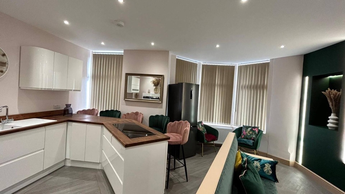 South Shore Apartment | Strawberry Fields Suite by Sasco Apartments