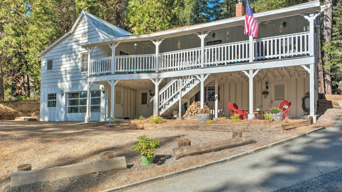 Strawberry Cabin | ‘Strawberry Hill Cabin' 5 Mi to Skiing and Lake