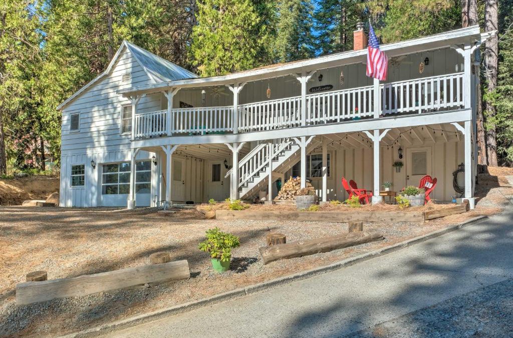 Strawberry House | Strawberry Hill Cabin 5 Mi to Skiing and Lake