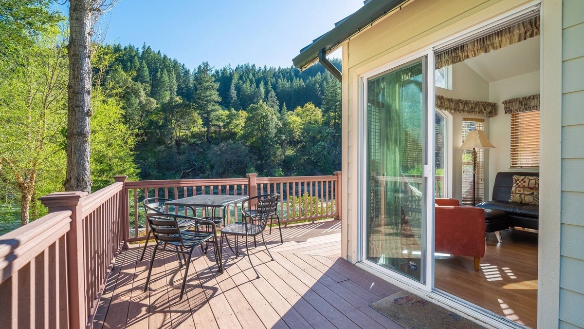 Big Bar Cottage | Strawhouse Resorts on the Beautiful Trinity River