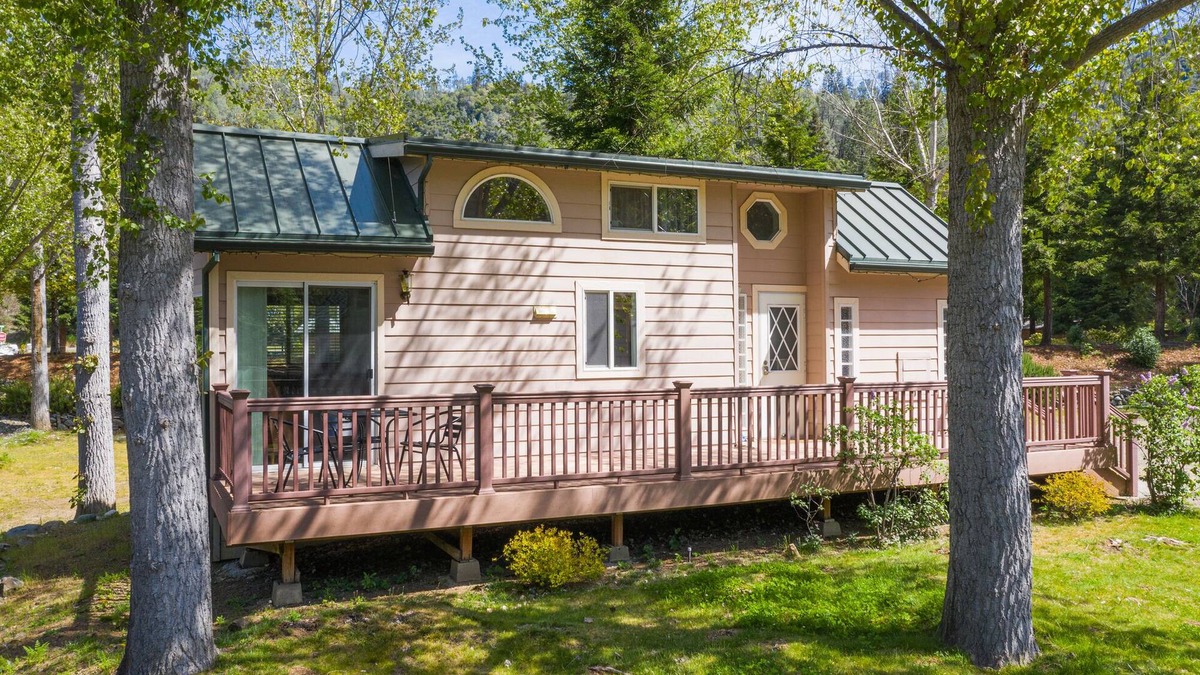 Big Bar Apartment | Strawhouse Resorts on the Beautiful Trinity River
