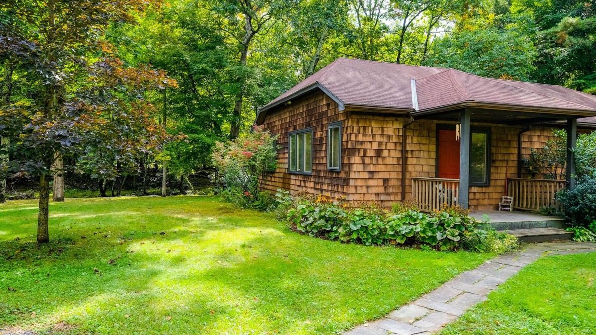 Woodstock Cottage | Streamside Cottage Half Mile to Town of Woodstock