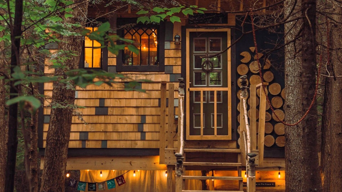 Woodbury House | Streamside treehouse in the Vermont forest with access to sauna