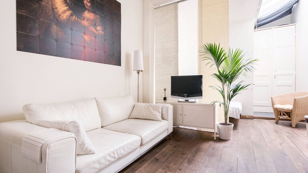 Amsterdam City Centre Bed & Breakfast | Street Level Studio Apartment in Amsterdam City Centre.