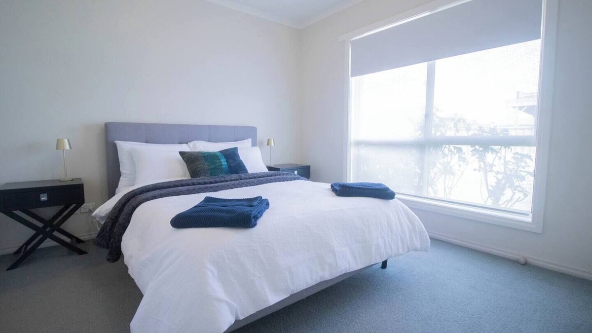 Ballarat East House | Stress-free stay: secure garage parking on site, fast Wi-Fi and fully equipped kitchen. Walk everywhere: just 2-minutes to cafes, IGA supermarket, chemist and public transport—no car needed! Book to enjoy heritage charm steps from city conv