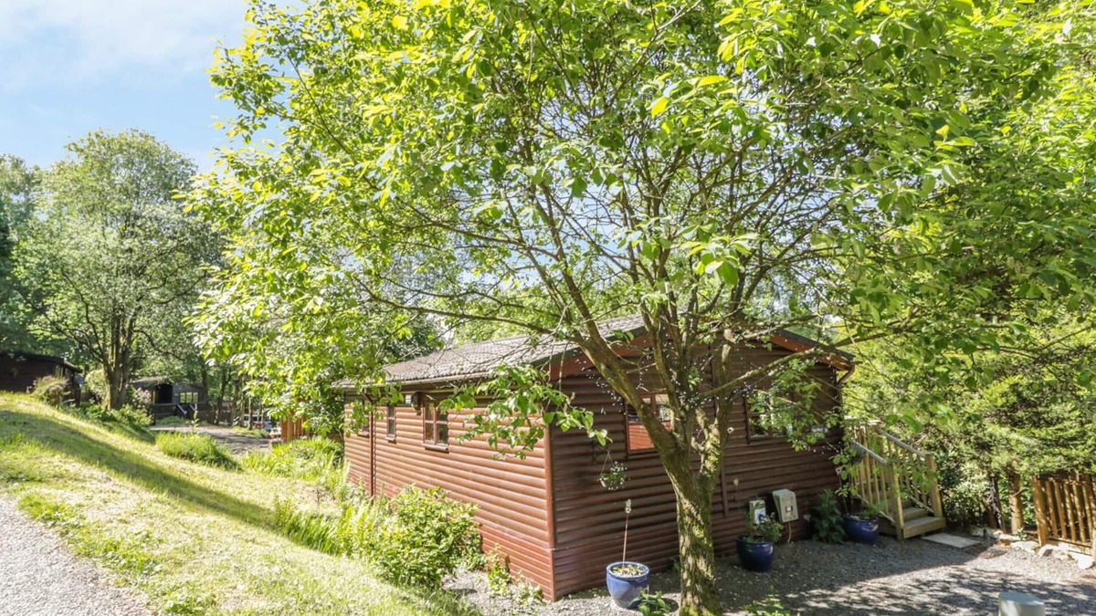 Troutbeck Bridge Cottage | STRIDING EDGE, pet friendly, with pool in White Cross Bay