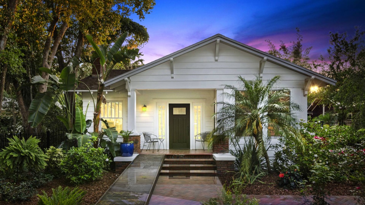 Winter Park House | Stroll to Park Avenue from Vintage Lake-View House