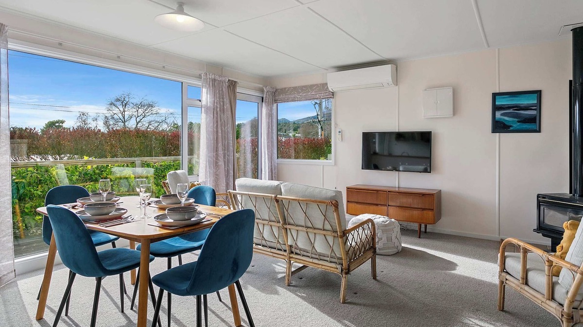 Two Mile Bay House | Stroll To The Lake & 5 Min Drive To Town