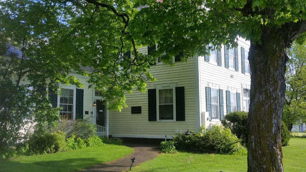 Vergennes Hotel | Strong House Inn