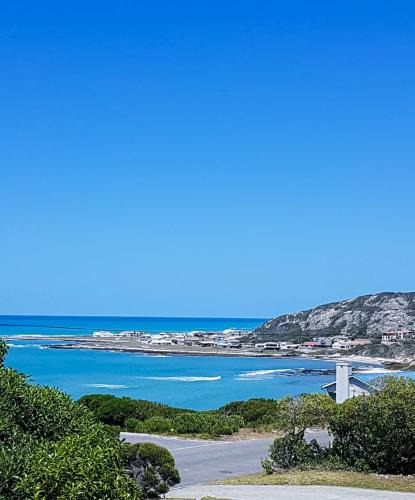 L'Agulhas House | Struispaleis