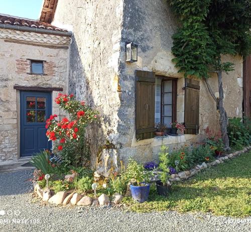 Saint-Romain-et-Saint-Clement House | Studio cosy en pleine nature dans maison en pierre avec piscine et wifi