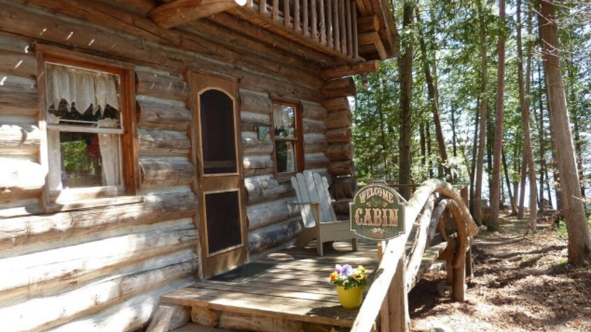 North Algona Wilberforce Cottage | Stuart Log Cottage 3 Season Rental - Eganville