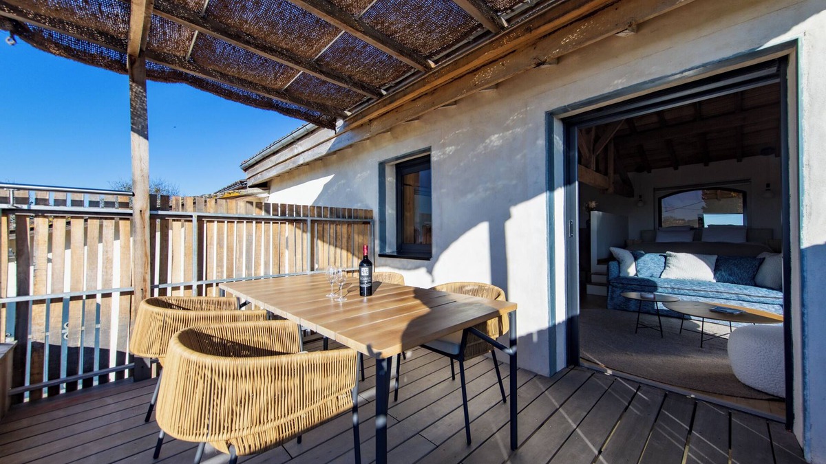 Saint-Sulpice-de-Faleyrens Apartment | Studio Apartment 'Au Chai Bigaroux' with Private Terrace, Wi-Fi and Air Conditioning