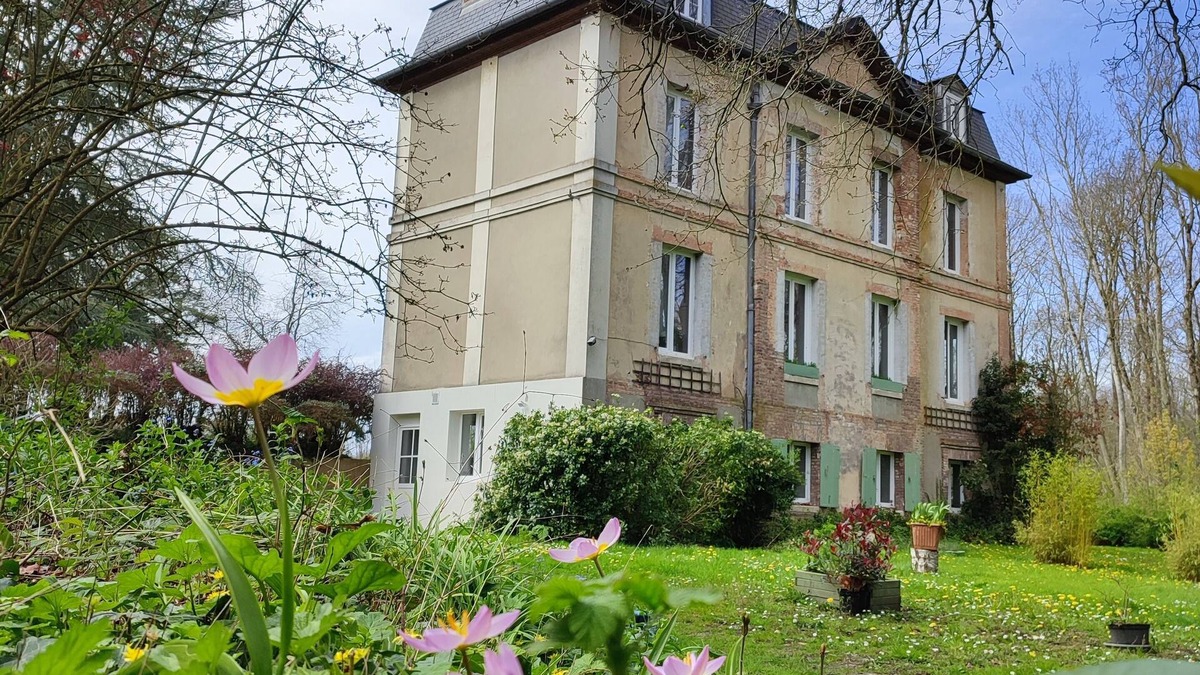 Tourville-sur-Pont-Audemer Apartment | Studio in manor house with private garden and 5ha woods, 30mns from Honfleur