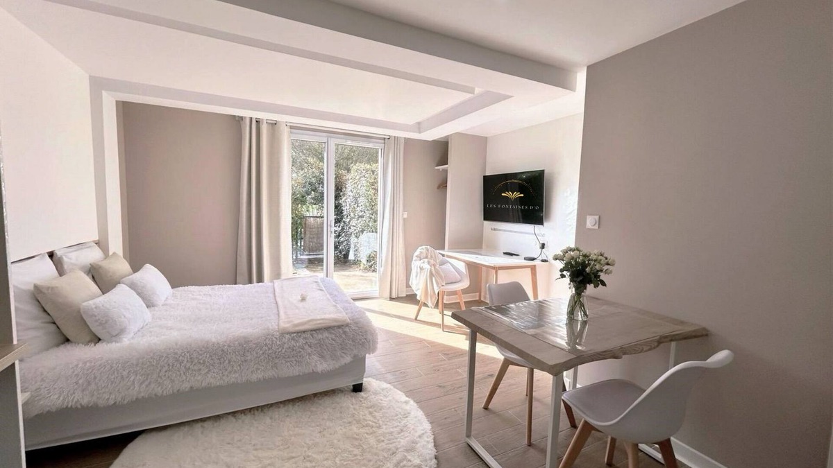 Castelnau-d'Estretefonds Apartment | Studio-Comfort-Ensuite with Bath-Terrace