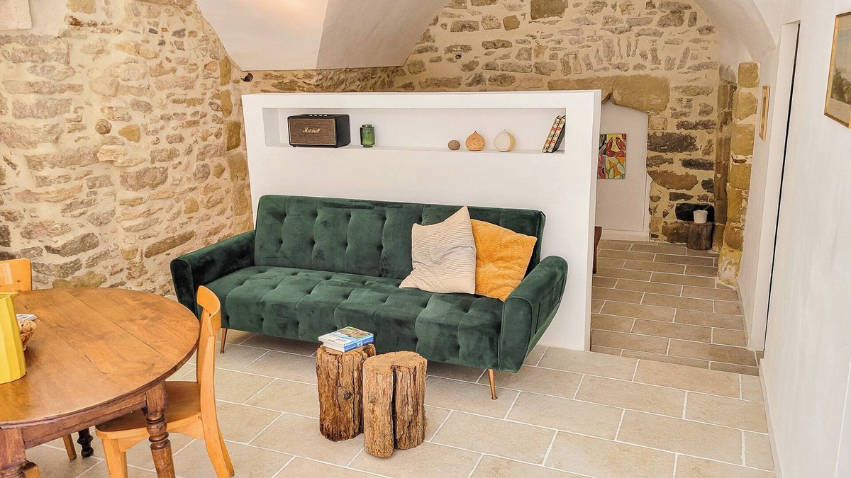 Montaren-et-Saint-Mediers Apartment | Studio Spacieux de Caractère