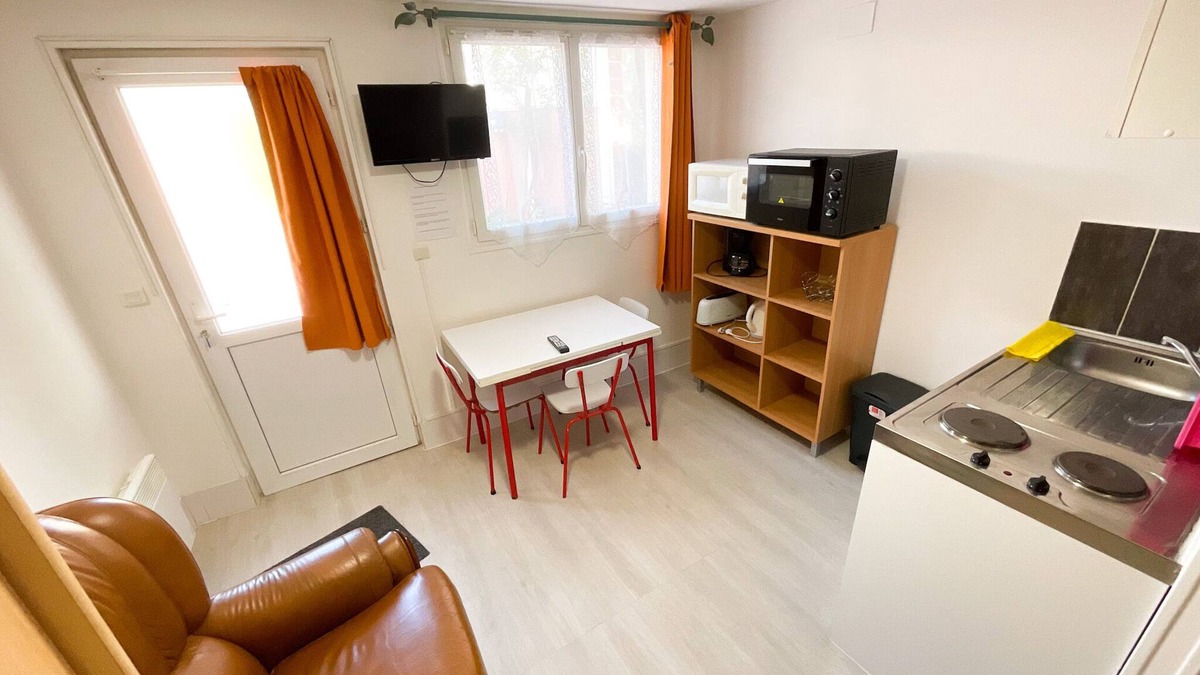Saint-Martin-en-Campagne Apartment | Studio-Standard-Ensuite with Shower-Courtyard view