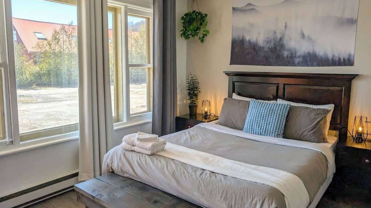 Ste Anne de Beaupre Apartment | Studio 14 | 2 Min Waterfront | BBQ & Fireplace
