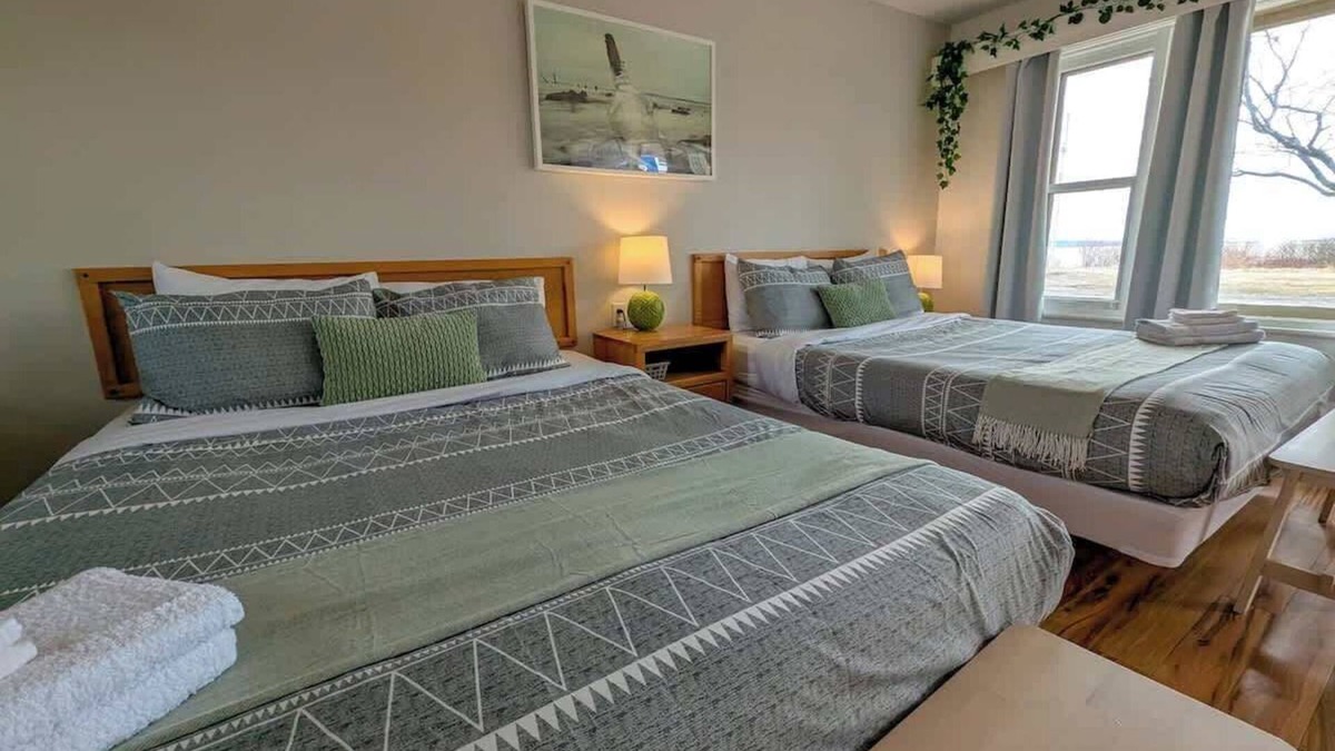 Ste Anne de Beaupre Apartment | Studio 15 | 2 Min Waterfront | BBQ & Fireplace