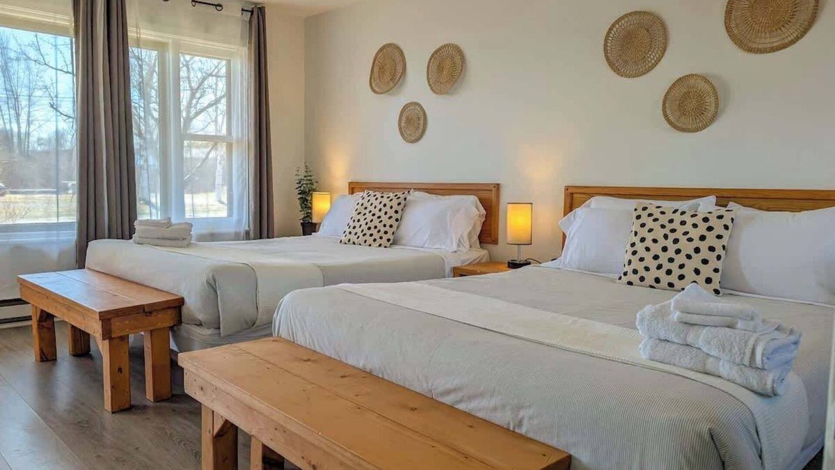 Ste Anne de Beaupre Apartment | Studio 16 | 2 Min Waterfront | BBQ & Fireplace