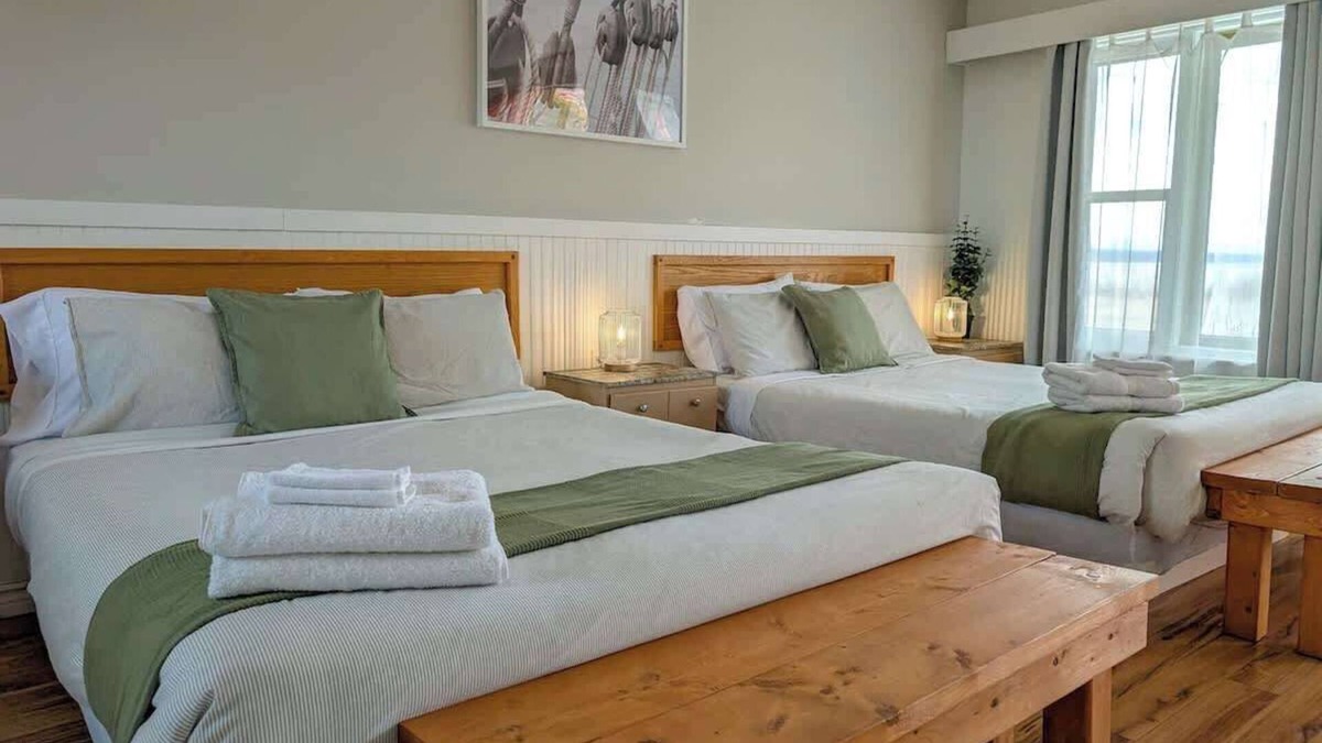 Ste Anne de Beaupre Apartment | Studio 17 | 2 Min Waterfront | BBQ & Fireplace