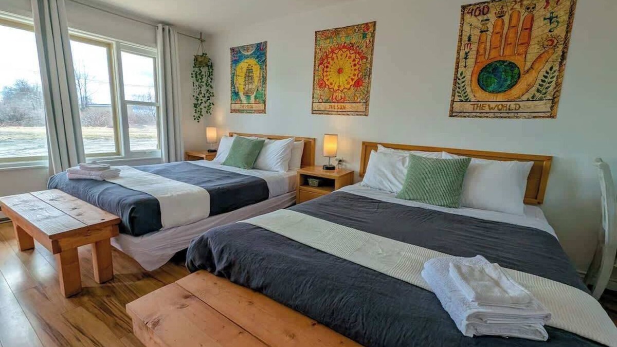 Ste Anne de Beaupre Apartment | Studio 18 | 2 Min Waterfront | BBQ & Fireplace