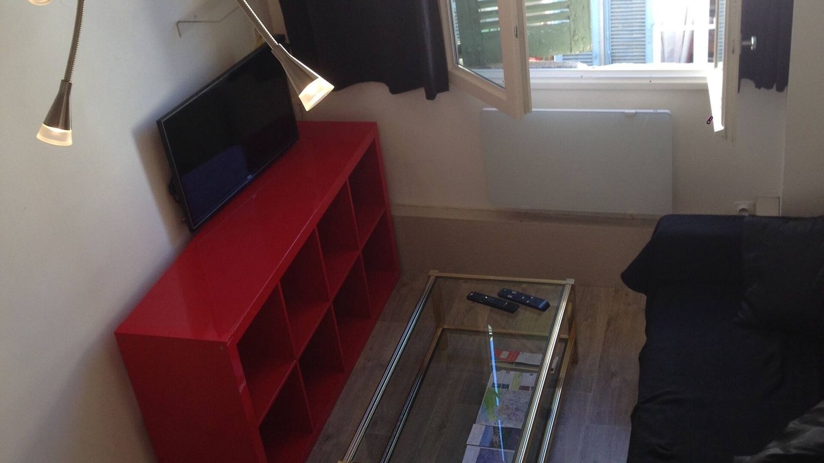 Avignon City Centre Apartment | STUDIO 100% equipped, intra muros Crillon, AIR CONDITIONING, Net+WIFI, cleaning included