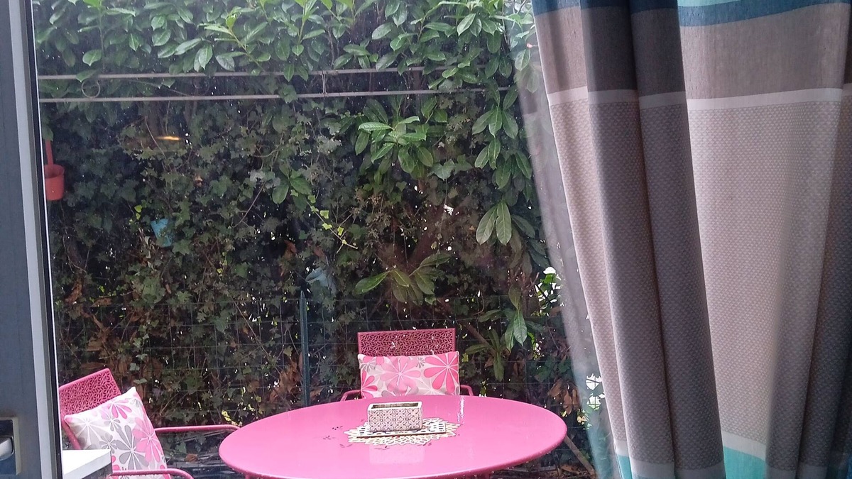 Cimetiere de l'Est Apartment | Studio 20 m2 with small private terrace.