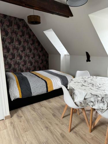 Mayenne Apartment | Studio 3ème étage - Centre-ville - Local vélos disponible