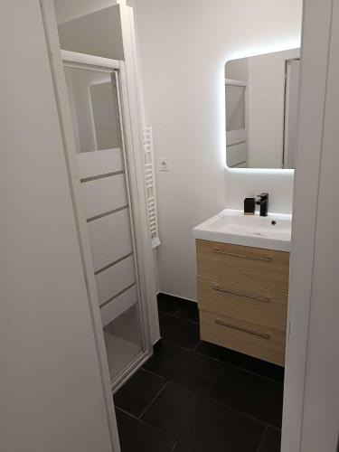 Champagne-les-Marais Apartment | Studio 3