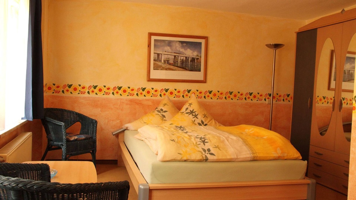 Old Town Apartment | Studio '3' with Shared Terrace