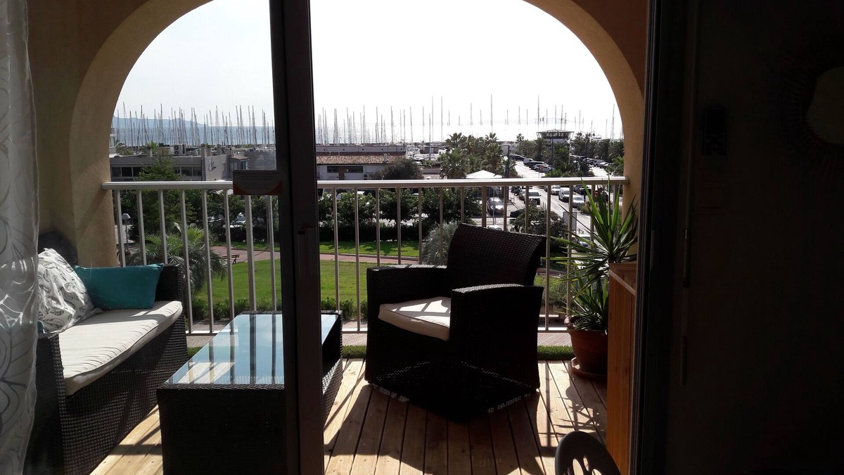 Toulon - Hyeres Apartment | Studio 4 pers sea view, parking, wifi, air conditioning, household linen provided.