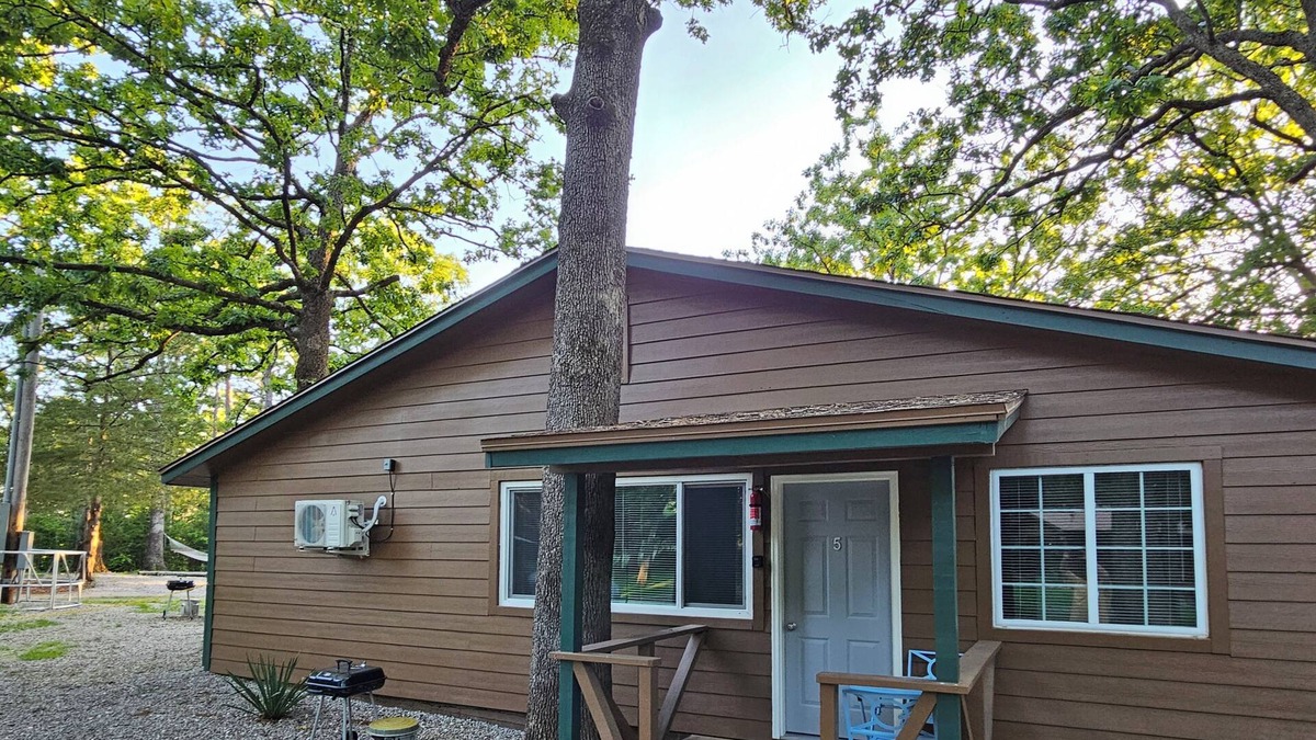 Lebanon Condo | Studio #5 at Bennettscape Lodge with AC, WiFi by Bennett Spring State Park MO