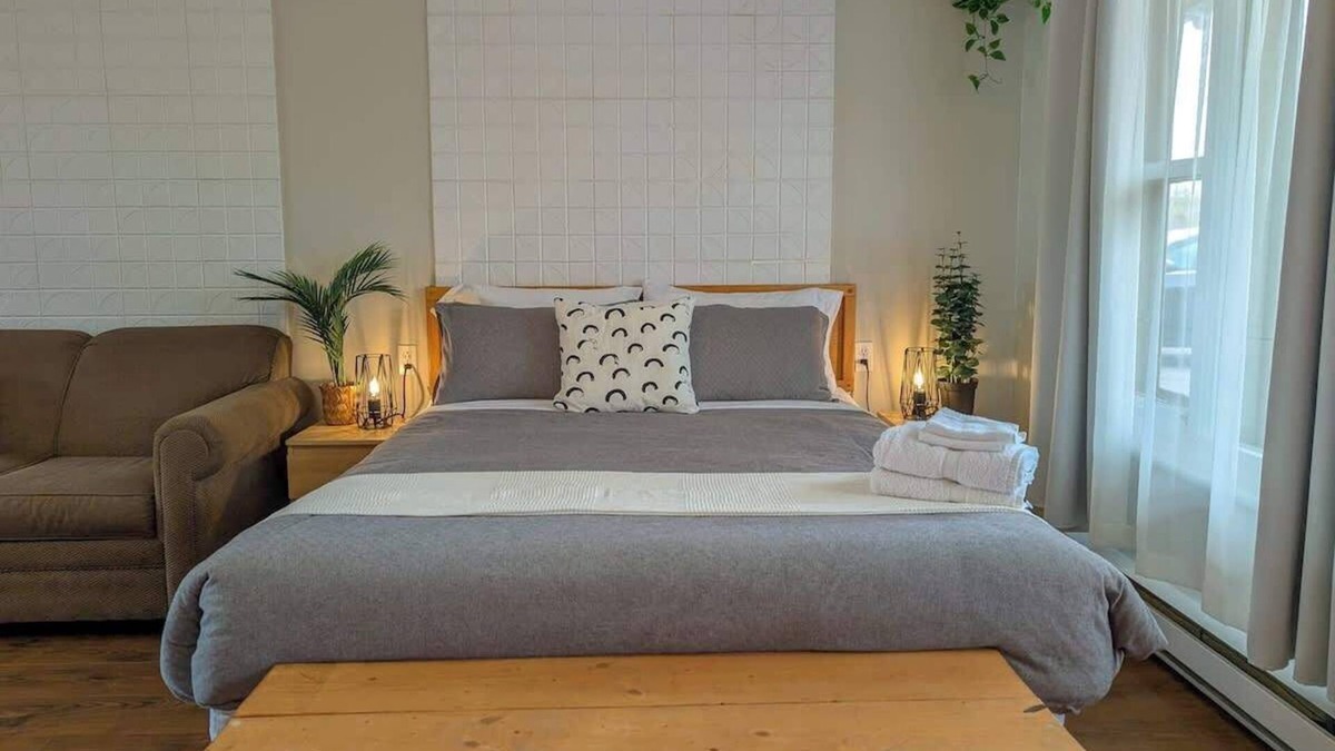 Ste Anne de Beaupre Apartment | Studio 5 | 2 Min Waterfront | BBQ & Fireplace