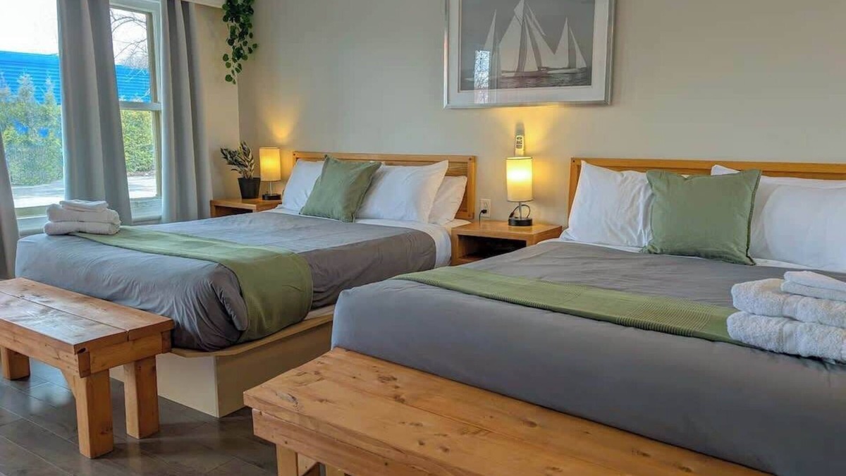 Ste Anne de Beaupre Apartment | Studio 6 | 2 Min Waterfront | BBQ & Fireplace