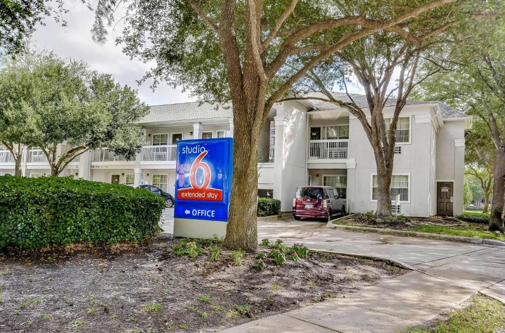 Southbelt/Ellington Hotel | Studio 6-Houston, TX - Hobby South