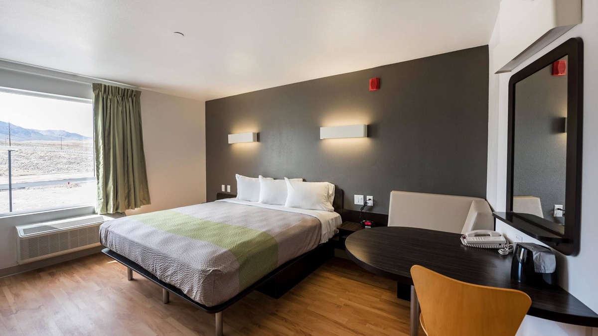 Sparks Hotel | Studio 6 Mccarran, NV - Sparks - Tahoe - Reno Industrial Center