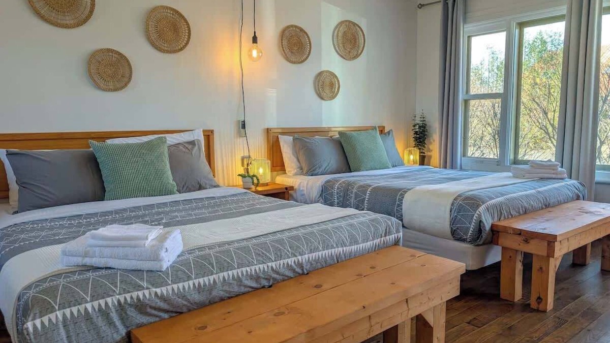Ste Anne de Beaupre Apartment | Studio 7 | 2 Min Waterfront | BBQ & Fireplace
