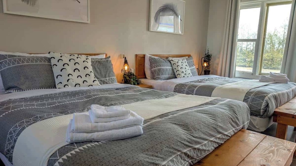Ste Anne de Beaupre Apartment | Studio 9 | 2 Min Waterfront | BBQ & Fireplace