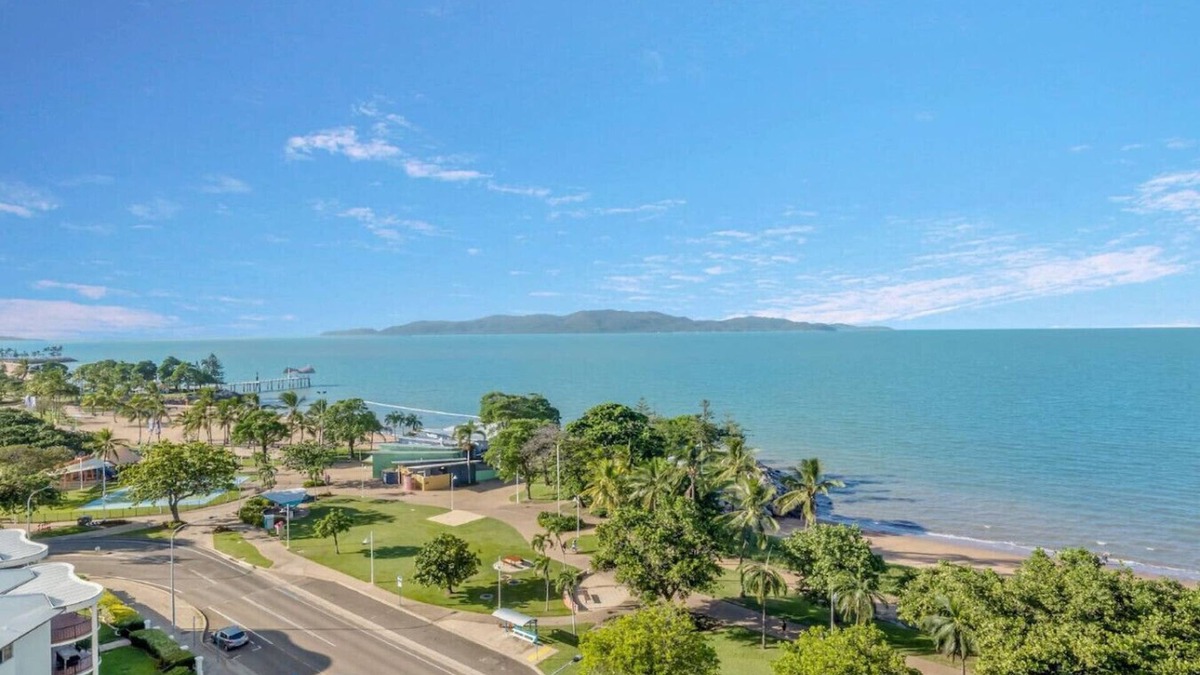 North Ward House | Studio 908 - Panoramic Oceanviews On The Strand