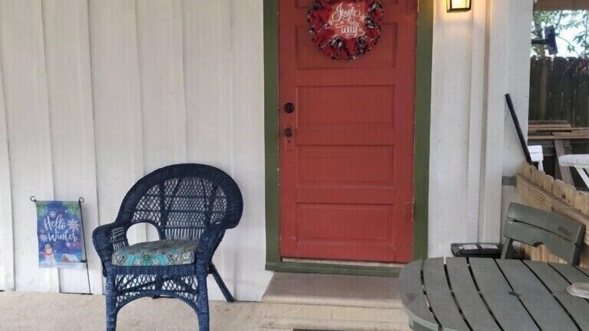 Breaux Bridge Apartment | Studio A. Katie & Steve Riley Apartment