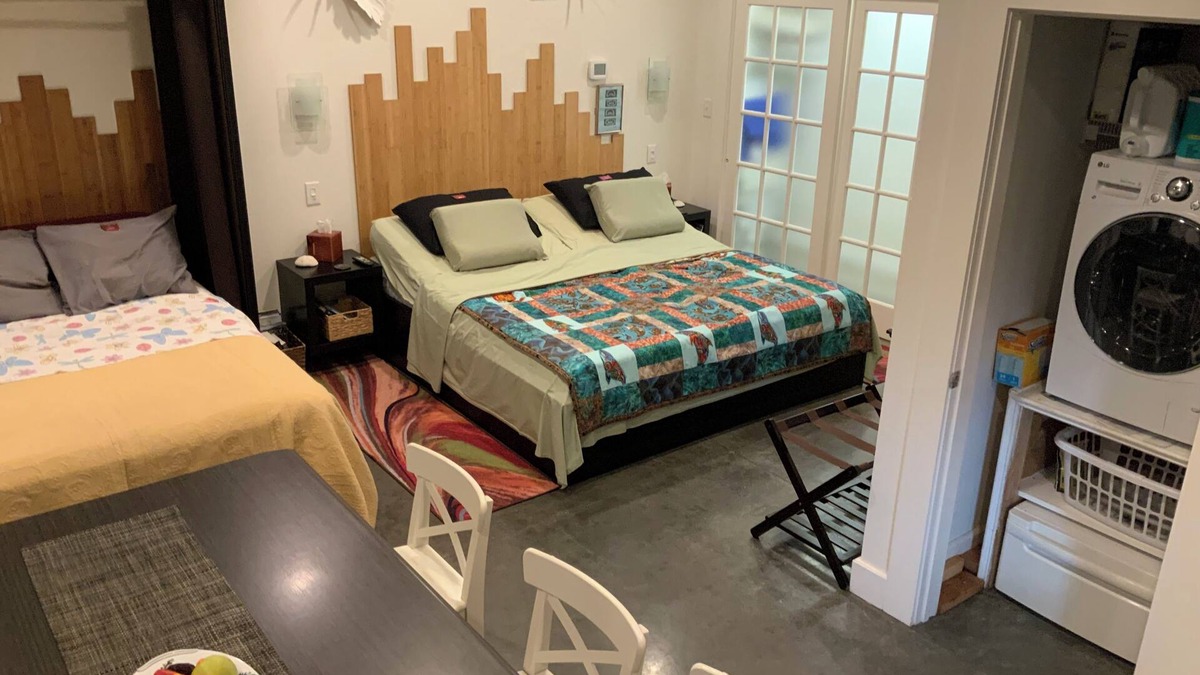 Paducah Apartment | Studio:AC,WiFi, shower, tankless water heater, kitchen, adjustable beds, parking