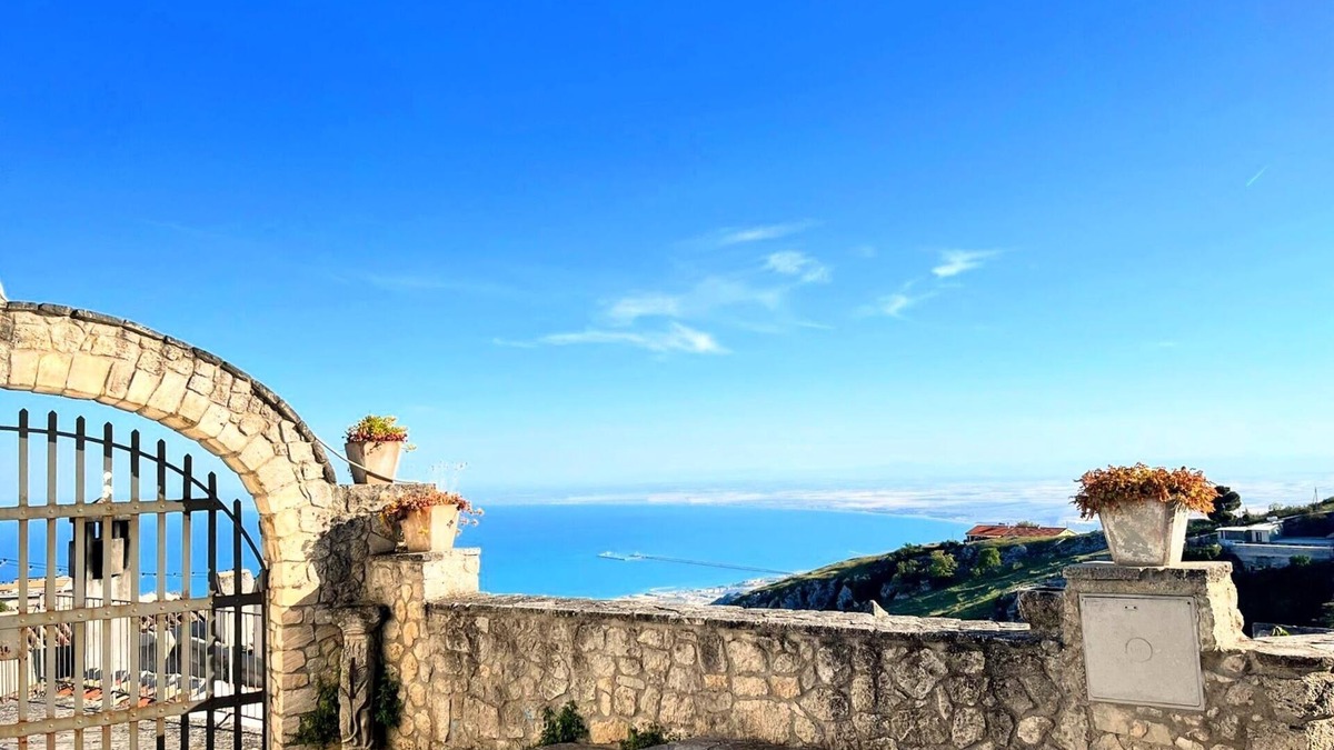Monte Sant'Angelo Apartment | Studio 'Al Torrione 1' with Sea View and Air Conditioning