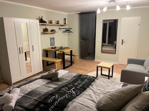 Mickten Apartment | Studio an der Elbe mit Balkon, Küche und Netflix