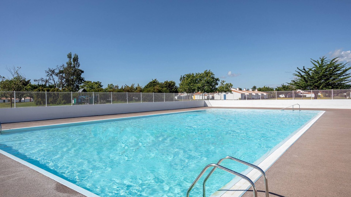 Bretignolles-sur-Mer Apartment | Studio Apartment 'Piscine Partagée' with Shared Pool, Private Terrace and Wi-Fi