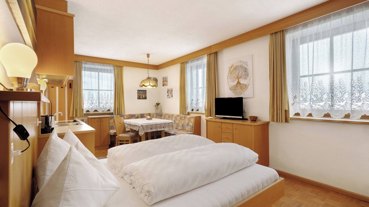 Valle San Silvestro Apartment | Studio Apartment 'Untersinnerhof Apt Herbst' with Mountain View, Shared Garden and Wi-Fi